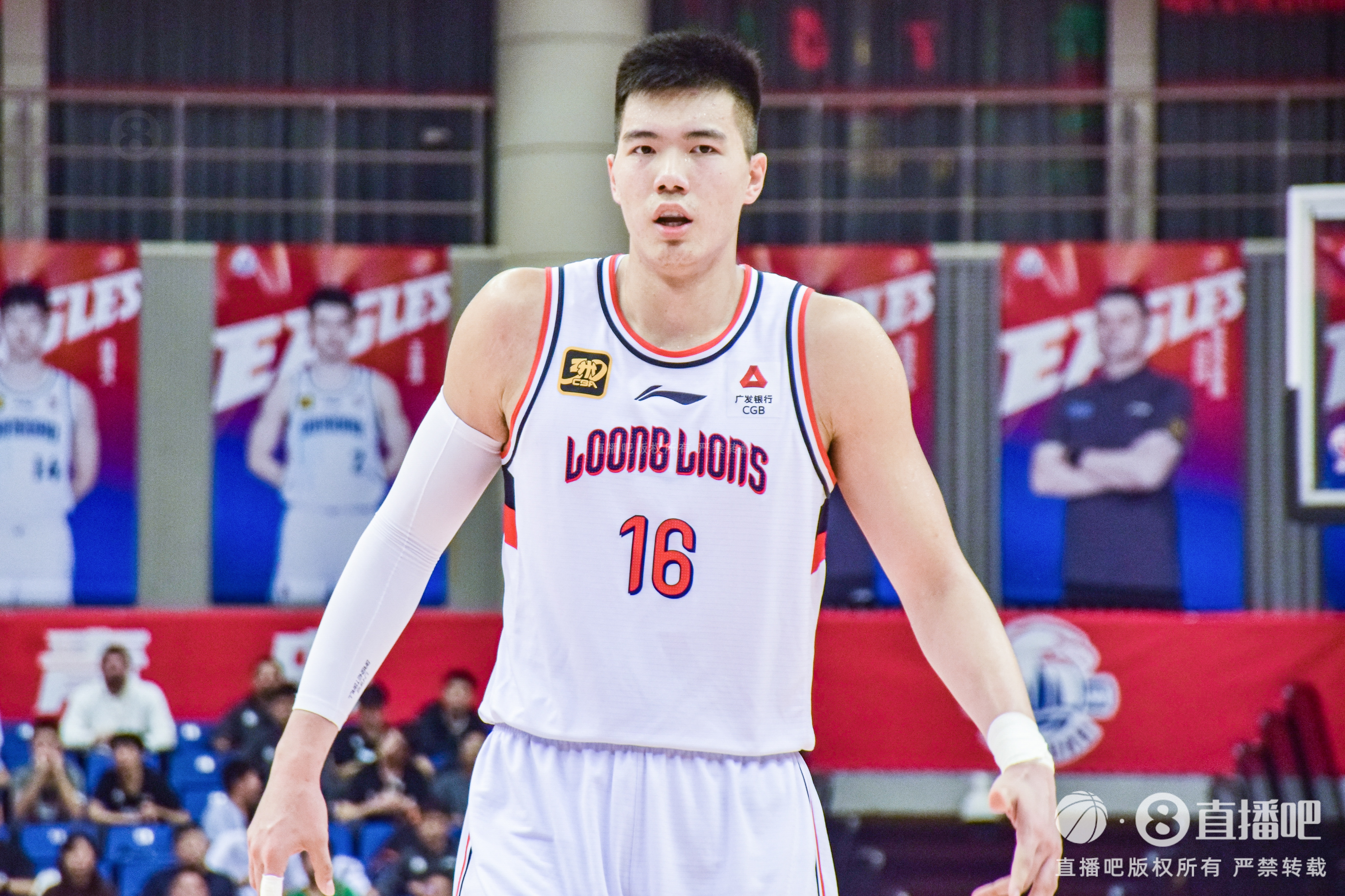 媒体人：广东要么说服焦泊乔留队 要么再交易他的所有权进行补强