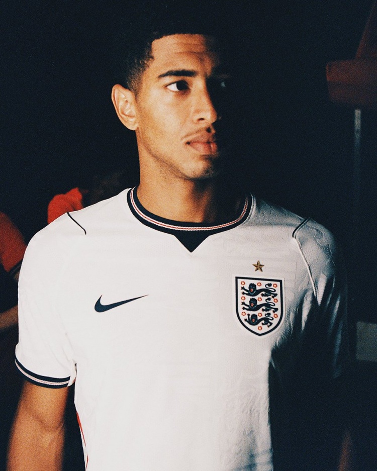 英格兰队球衣售价高昂引发争议，英国首相发言人：理解球迷的不满